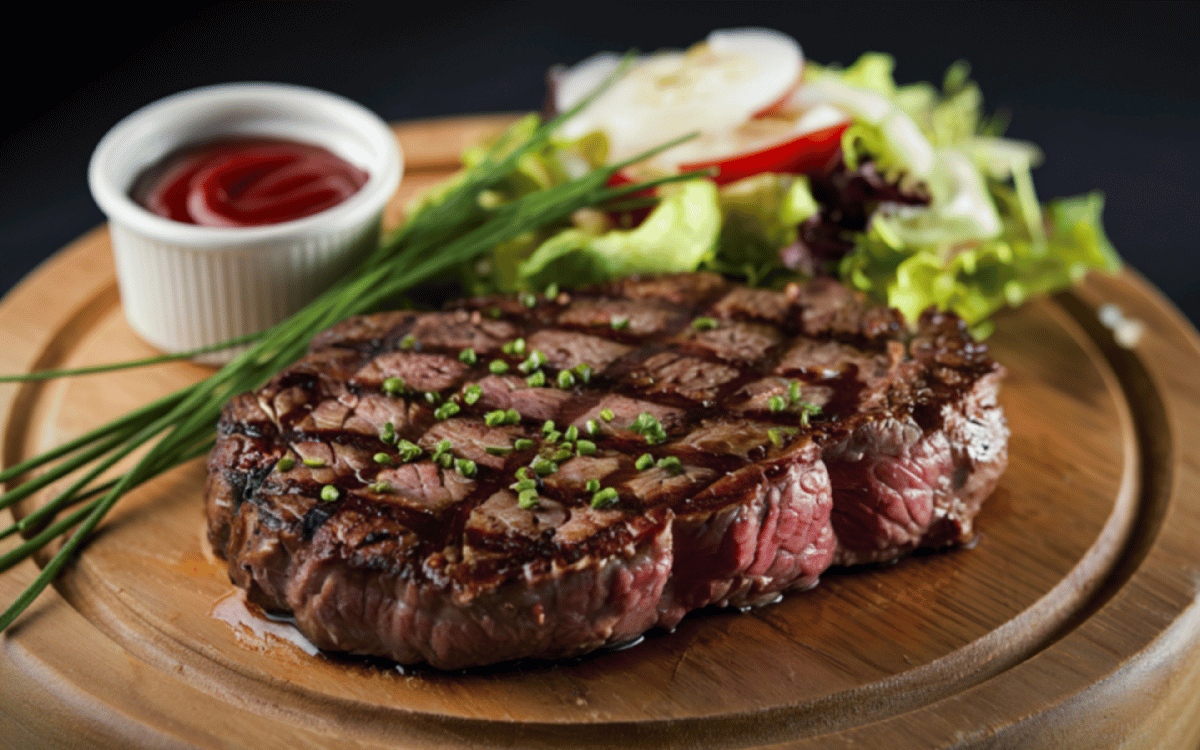 Mesa preparada para degustar carne a la brasa en Mollet del Vallès en Restaurante Eva