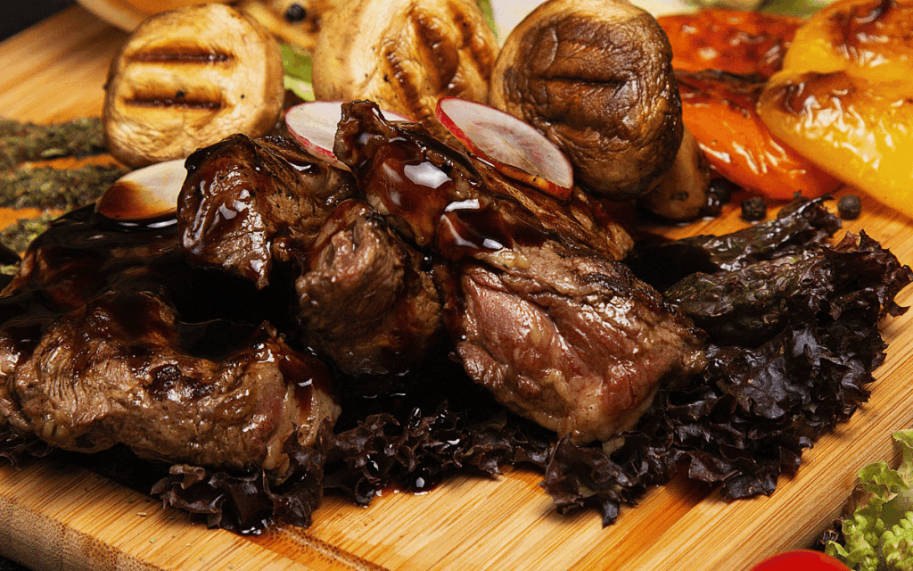 Carne a la brasa en Mollet del Vallès servida en plato con guarnición en restaurante