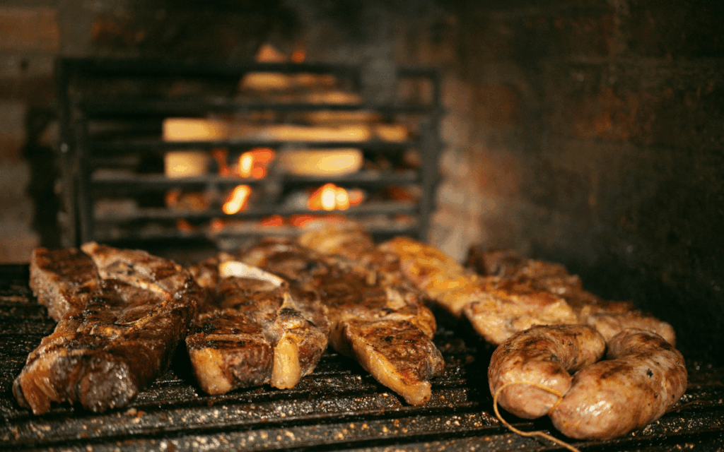 Carne a la brasa en Mollet del Vallès cocinándose lentamente sobre parrilla de carbón